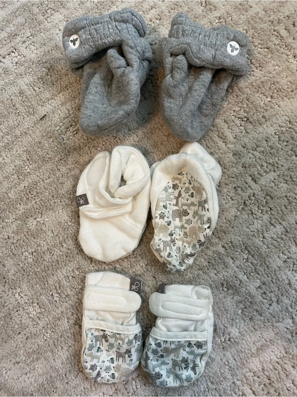 Set of 2 booties and 1 set of mittens 0-3M Burt’s Bees and Goumi Kids